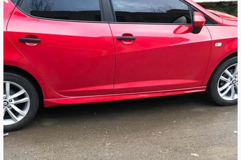 Seat Ibiza 2010–2017 Boční prahy DPT V-3 (černý lesk) Image