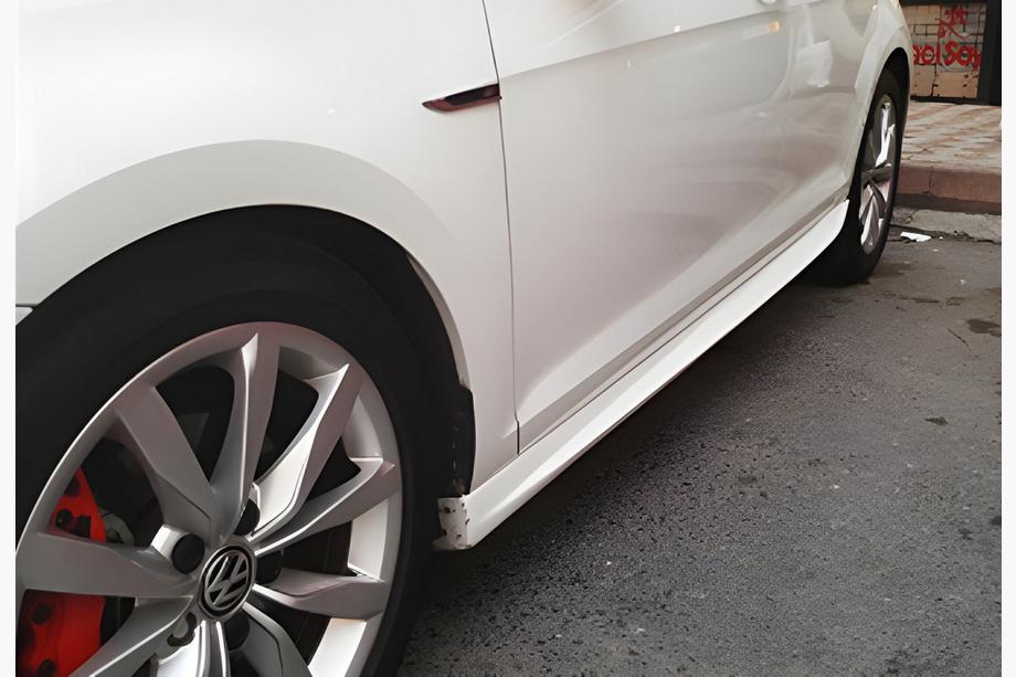 Volkswagen Golf 8 2019– Boční prahy DPT V-1 (černý lesk) Image
