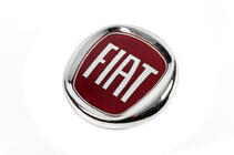 Fiat Emblém (červený, na trnu) 95 mm fotografie 2
