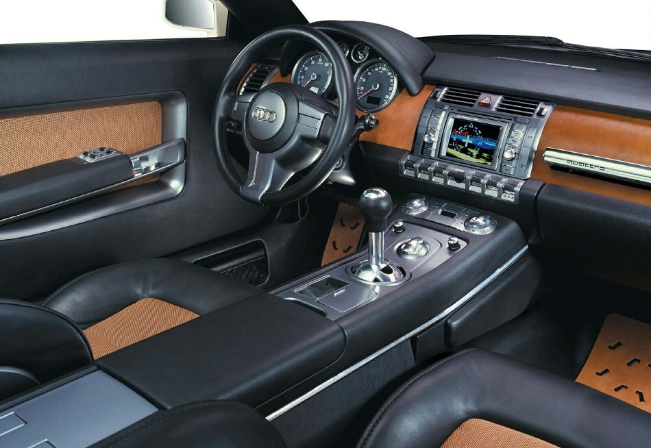 Proč auto vrže v interiéru? Příčiny a řešení