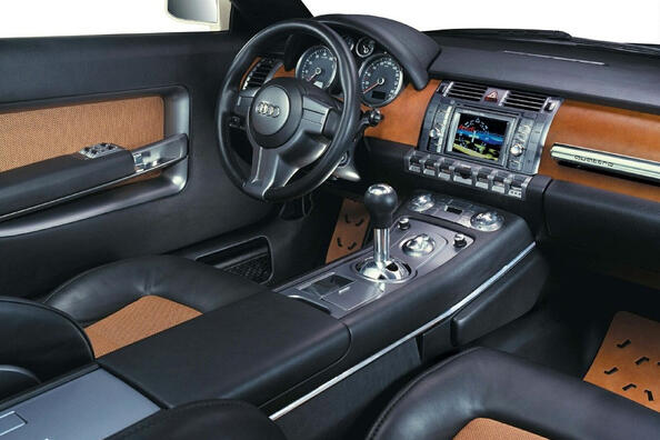 Proč auto vrže v interiéru? Příčiny a řešení