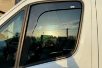 Mercedes Sprinter W907/W910 2018– Okenní deflektory vkládací (2 ks, HIC) fotografie 2