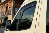 Mercedes Sprinter W907/W910 2018– Okenní deflektory vkládací (2 ks, HIC) fotografie 3