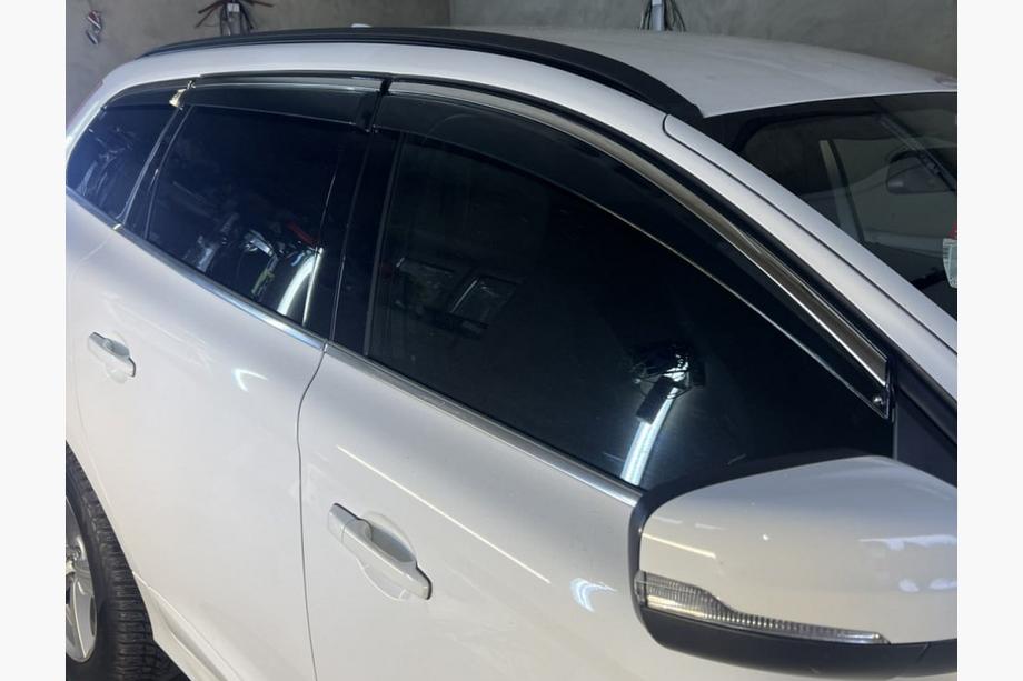 Volvo XC60 2009–2017 Ofuky oken s chromovou lištou Niken Luxury (6 ks) Image