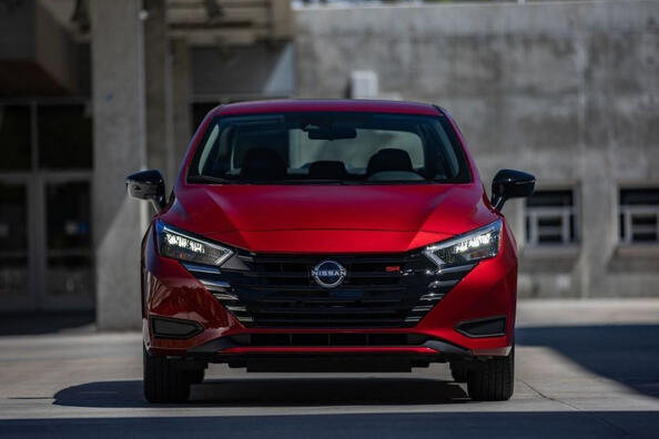 Modernizovaný Nissan Versa: stylový a dostupný sedan