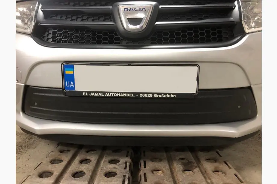 Dacia Sandero 2013–2020 Zimní kryt spodní mřížky chladiče Fotografie 1