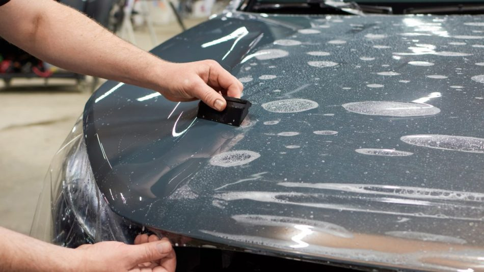 Ochranná fólie na auto: spolehlivá ochrana, nebo vyhozené peníze?