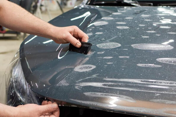Ochranná fólie na auto: spolehlivá ochrana, nebo vyhozené peníze?