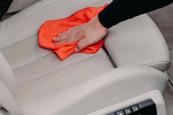 Jak odstranit skvrny od kávy z automobilového sedadla?