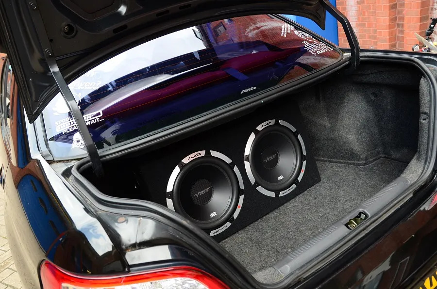 Subwoofer do auta: co to je a k čemu slouží?