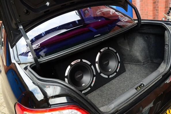 Subwoofer do auta: co to je a k čemu slouží?