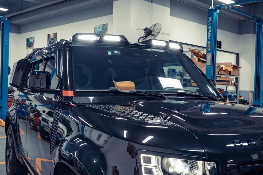 Land Rover Defender 2019– Kšilt čelního skla se 4 LED Fotografie 1