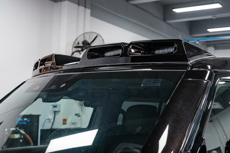 Land Rover Defender 2019– Kšilt čelního skla se 4 LED Fotografie 2