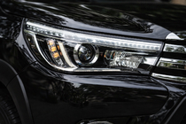Toyota Hilux 2015– Přední světlomety OEM V2 2015-2019 (pro xenonovou výbojku nebo LED, 2 ks) fotografie 1