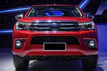 Toyota Hilux 2015– Přední světlomety OEM V2 2015-2019 (pro xenonovou výbojku nebo LED, 2 ks) fotografie 2