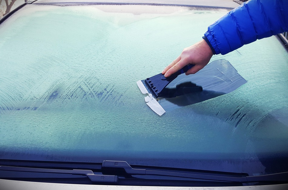 Jak odstranit led z autoskla: účinné metody a tipy