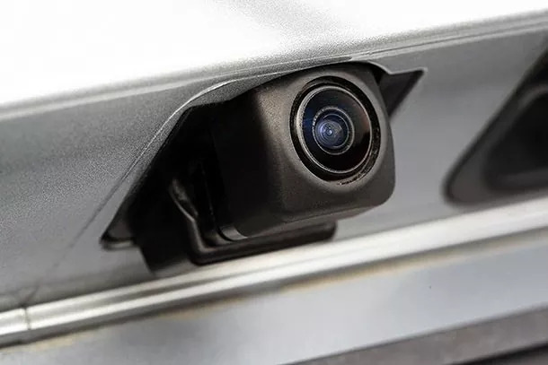 Jak nainstalovat couvací kameru do auta: návod krok za krokem