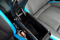 Fiat 500/500L 2013–2022 Loketní opěrka do držáku nápojů fotografie 3