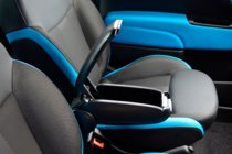 Fiat 500/500L 2013–2022 Loketní opěrka do držáku nápojů fotografie 2