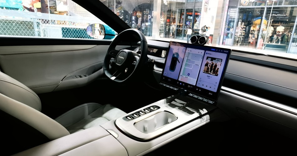 Co užitečného koupit do auta: top autodoplňky pro každého řidiče