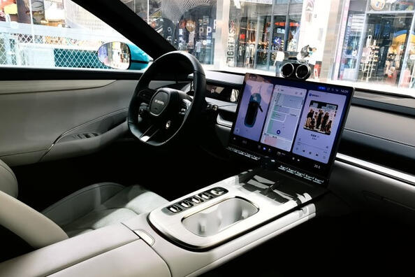 Co užitečného koupit do auta: top autodoplňky pro každého řidiče