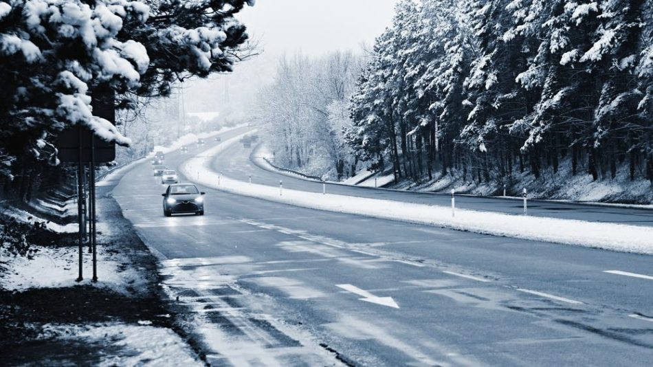 Jak správně jezdit na náledí: rady pro motoristy