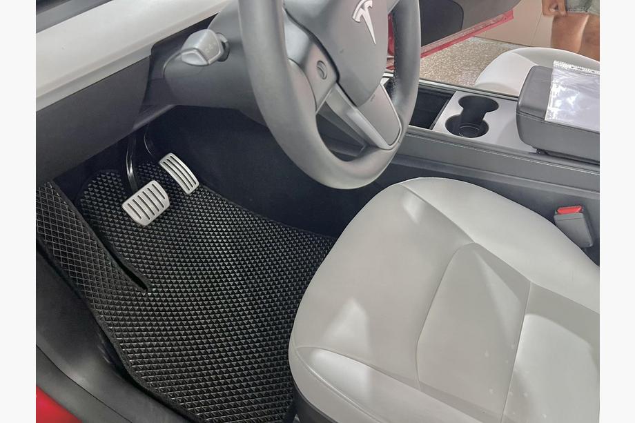 Tesla Model Y 2020– Autokoberce EVA (2020-2024, černé) Fotografie 1