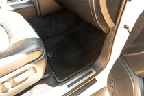 Toyota Land Cruiser 200 2007–2021 Textilní koberce do interiéru Premium V-2 (2012-2021, černé) fotografie 2