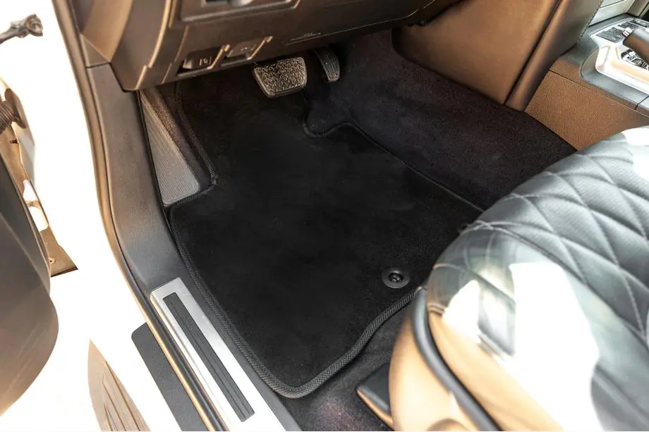 Toyota Land Cruiser 200 2007–2021 Textilní koberce do interiéru Premium V-2 (2012-2021, černé) Image