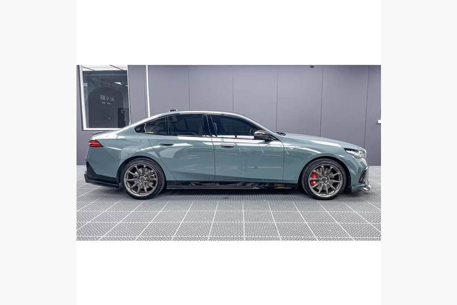 BMW řada 5/i5 G60/G60E/G61 2023– Prahové lišty (pro M-Sport, karbon) Fotografie 2