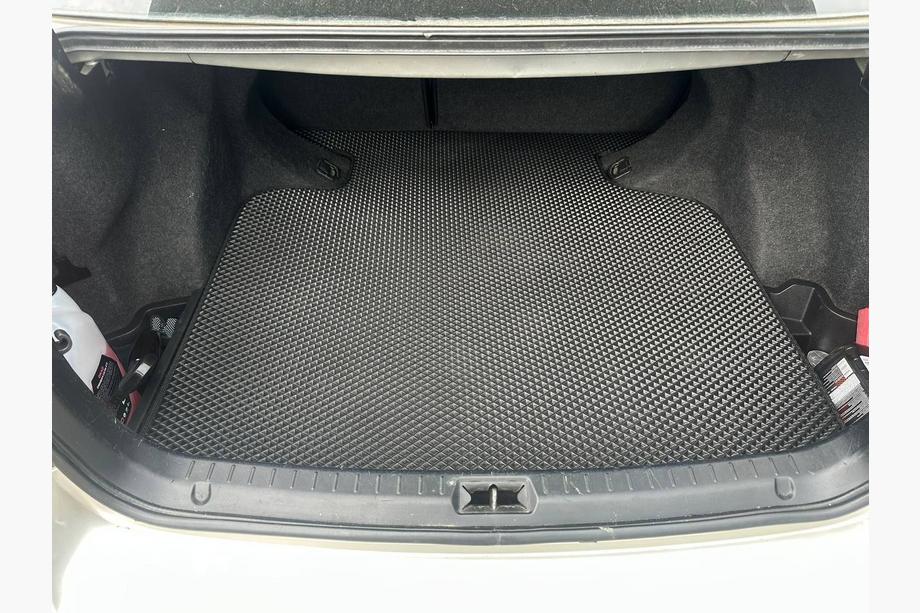 Toyota Avensis 2003–2009 EVA koberec do kufru (SD, černý) Image