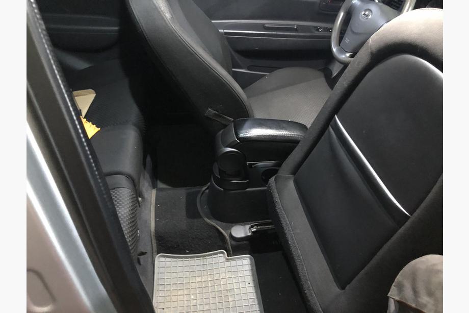 Hyundai Accent 2006–2010 Loketní opěrka (do držáku nápojů) Fotografie 4
