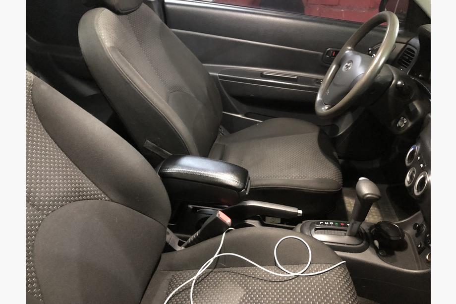 Hyundai Accent 2006–2010 Loketní opěrka (do držáku nápojů) Fotografie 1