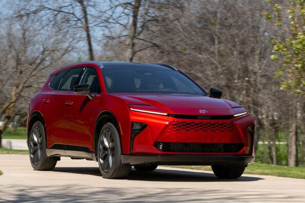 Toyota Crown Signia: recenze hybridního crossoveru a ceny v USA