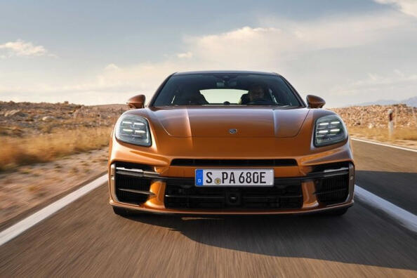 Porsche Panamera Turbo 2024: recenze hybridního liftbacku