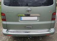 Volkswagen T5 Multivan 2003–2010 Nerezová ochranná lišta na zadní nárazník s ohybem (Omsa) Černý chrom fotografie 1