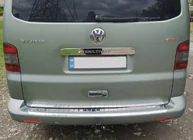 Volkswagen T5 Multivan 2003–2010 Nerezová ochranná lišta na zadní nárazník s ohybem (Omsa) fotografie 1