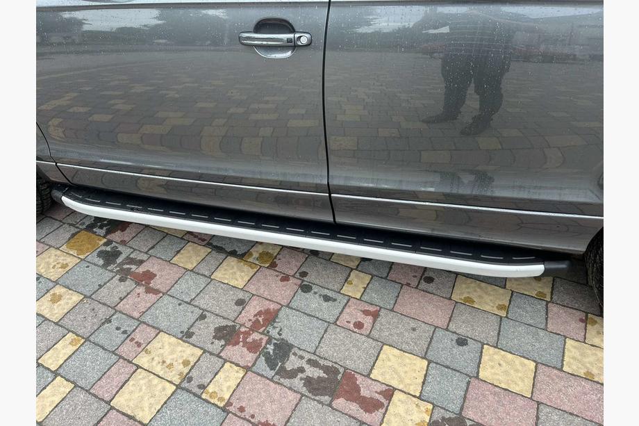 Audi Q7 2005–2015 Boční nášlapy Fullmond (2 ks, hliník) Fotografie 4