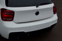 BMW řada 1 F20/F21 2011–2019 Nerezová lišta na hranu víka kufru fotografie 8