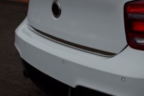 BMW řada 1 F20/F21 2011–2019 Nerezová lišta na hranu víka kufru fotografie 7