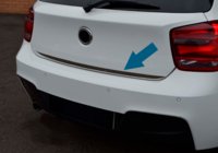 BMW řada 1 F20/F21 2011–2019 Nerezová lišta na hranu víka kufru fotografie 3