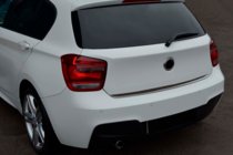 BMW řada 1 F20/F21 2011–2019 Nerezová lišta na hranu víka kufru fotografie 1