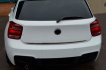 BMW řada 1 F20/F21 2011–2019 Nerezová lišta na hranu víka kufru fotografie 4