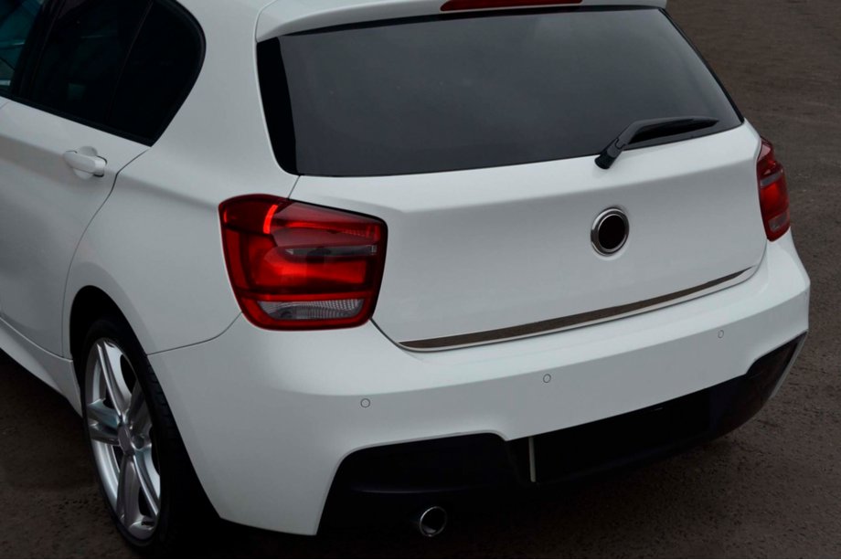 BMW řada 1 F20/F21 2011–2019 Nerezová lišta na hranu víka kufru Image