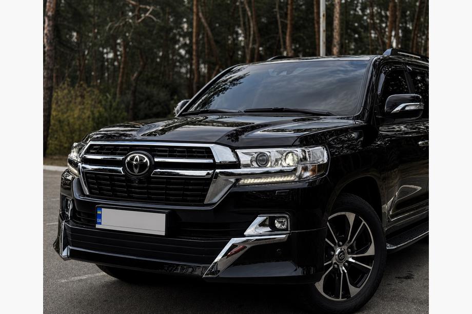Toyota Land Cruiser 200 2007–2021 Přední lip spoiler 2016↗ (Executive 2021) Fotografie 2