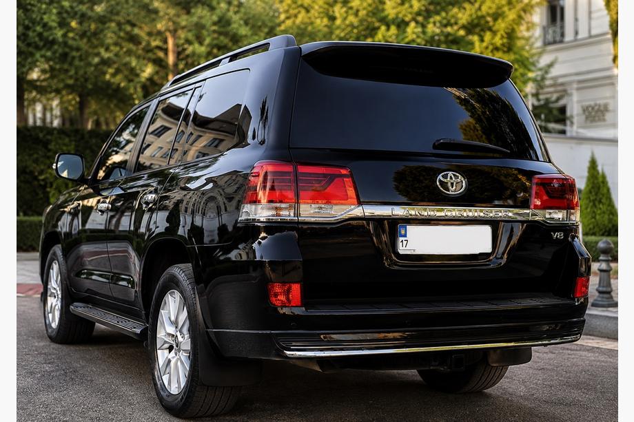 Toyota Land Cruiser 200 2007–2021 Zadní difuzor s chromem 2016-2021 (Executive 2019/2021) Fotografie 3