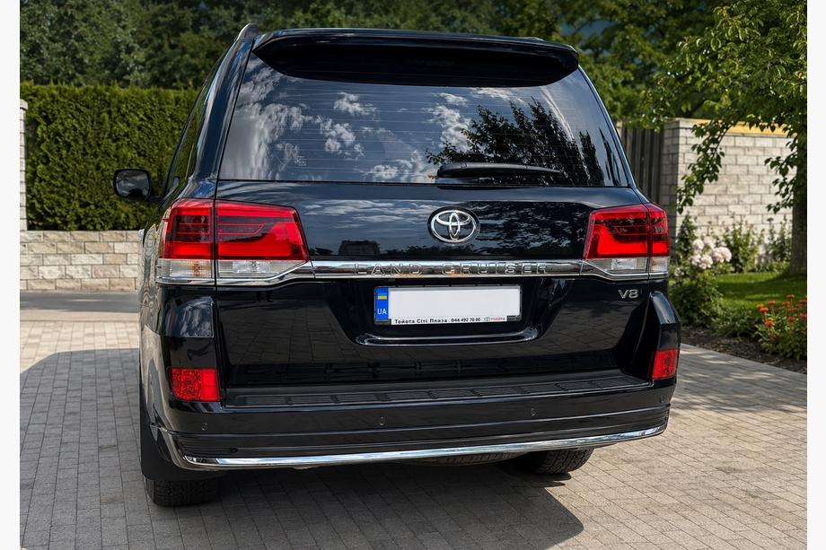 Toyota Land Cruiser 200 2007–2021 Zadní difuzor s chromem 2016-2021 (Executive 2019/2021) Fotografie 2