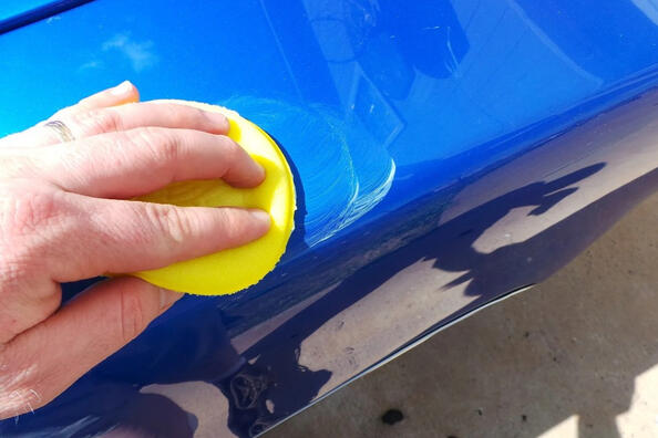 Lze nanášet běžný vosk na mokré auto?