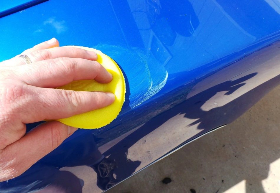 Lze nanášet běžný vosk na mokré auto?