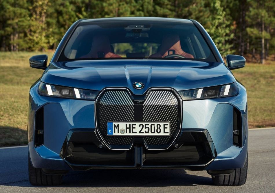 Recenze modernizovaného elektrického crossoveru BMW iX 2025